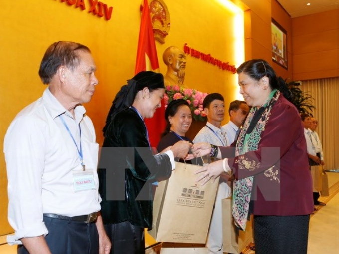 Phó Chủ tịch Thường trực Quốc hội Tòng Thị Phóng tặng quà đại biểu người có uy tín tỉnh Lạng Sơn. (Ảnh: Doãn Tấn/TTXVN)